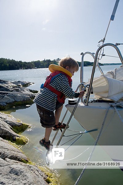 Ein Junge auf einem Boot Schweden.