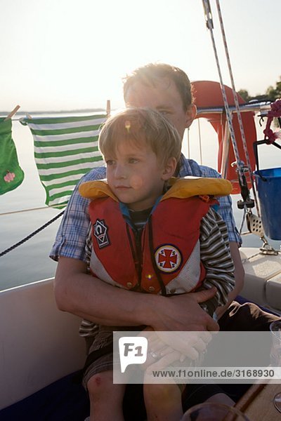 Eine Familie auf einem Segelboot Schweden.