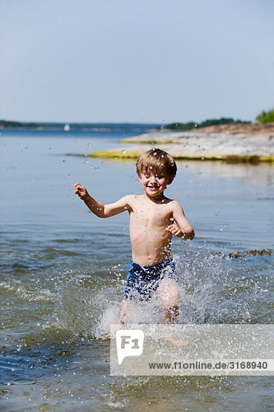 Ein Junge im Wasser Schweden ausgeführt.