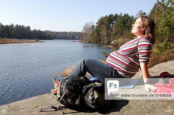 Eine schwangere Frau ein See Schwedens.