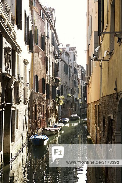 Blick auf engen Kanal  Venedig  Italien