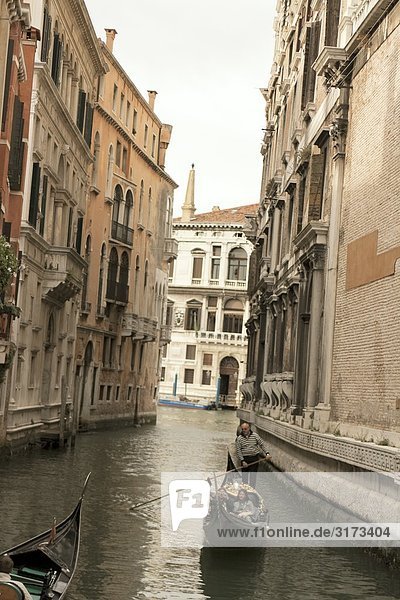 Gondeln auf engem Kanal  Venedig  Italien  Fluchtpunkt