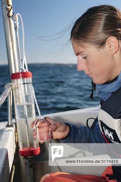 Weibliche marine Forscher auf einem Boot  Schweden.