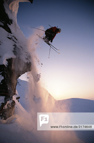 Ein Skifahrer springen,  Schweden.