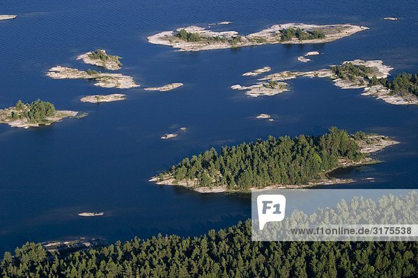 Luftbild des Archipels der See Vaner  Schweden.