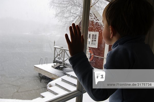 Winter Tag Fenster hinaussehen Schweden