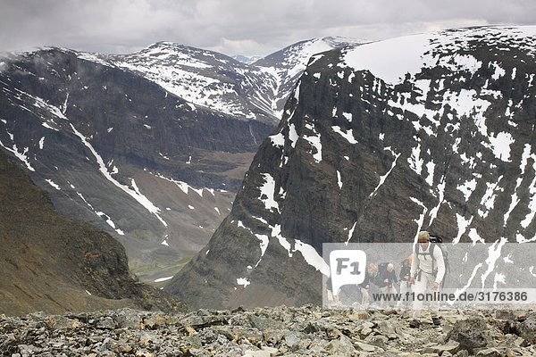 Fünf Personen klettern ein Berg  Kebnekaise  Lappland  Schweden.