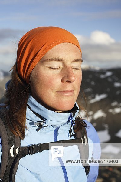 Portrait einer Frau auf einem Mountain Peak  Kebnekaise  Lappland  Schweden.