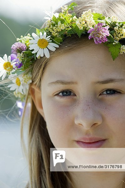 Mädchenbildnis mit einem Kranz von Blumen im Haar  Schweden.