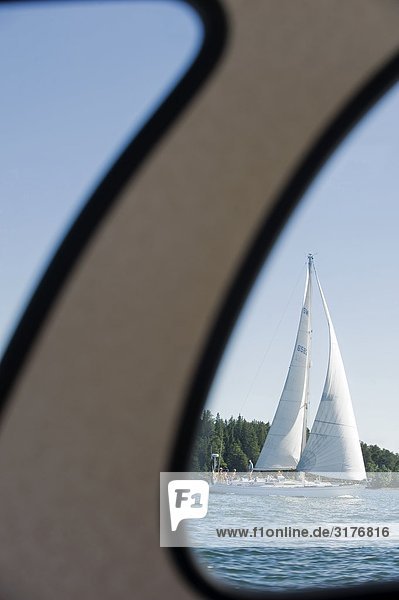 Segelboot gesehen durch das Fenster von einem Motorboot  Schweden.