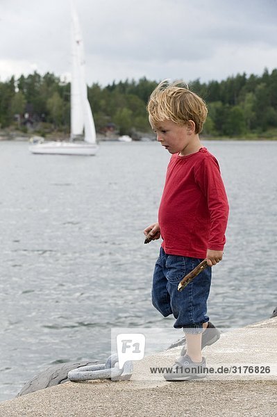 Skandinavischen junge auf einem Kai  Schweden.