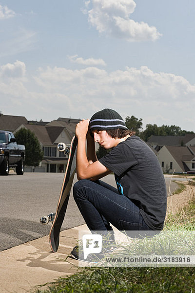 Teenager Junge mit Skateboard