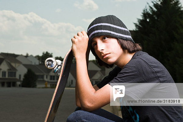 Teenager Junge mit Skateboard