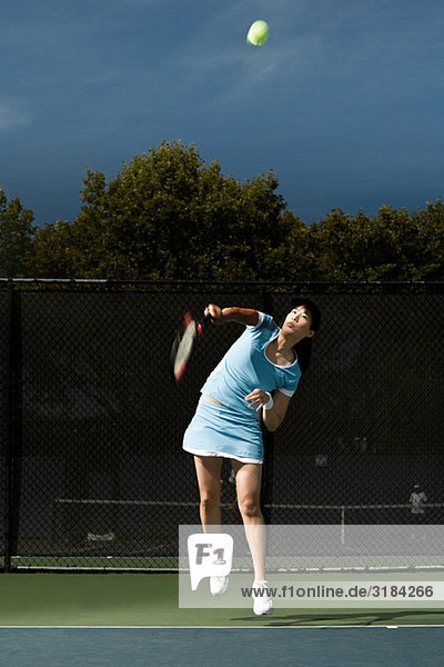 Frau beim Tennisspielen