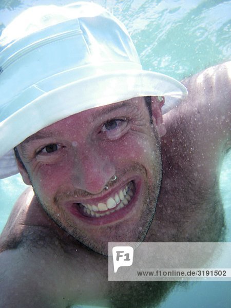 Ein lächelnd mann schwimmen.