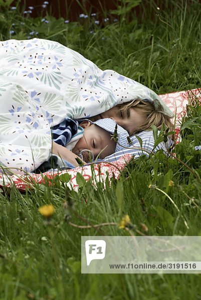 Mutter und Kind Verlegung in das Gras  Schweden.