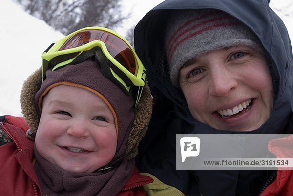 Eine lächelnd Mutter mit Kind Winter am Tag  Schweden.