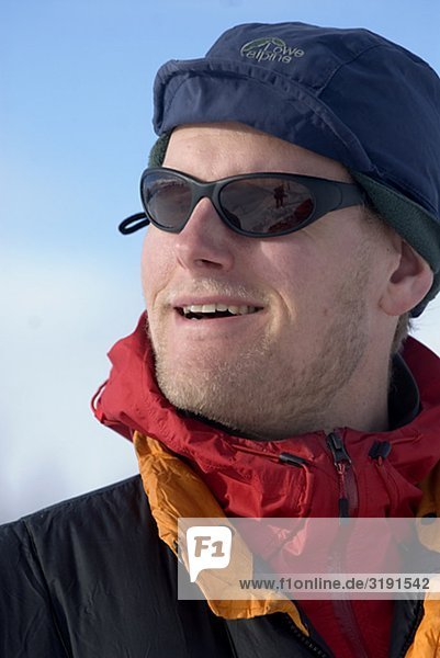 Ein Mann mit Sonnenbrille ein Wintertag  Schweden.