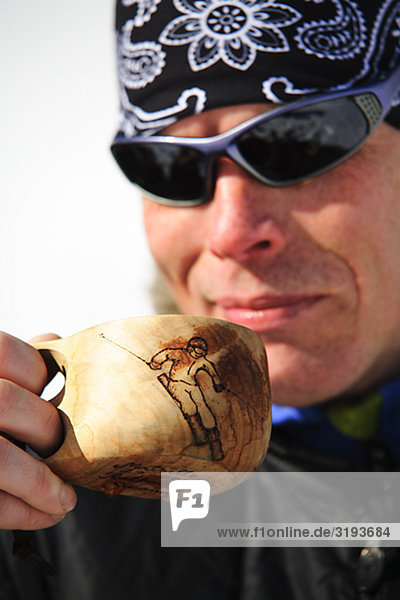 Ein Skifahrer trinken aus einer Tasse  Schweden.