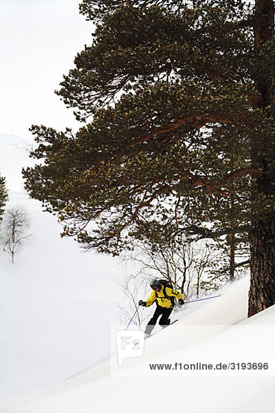 Skifahrer im Schnee  Telemar  Schweden.