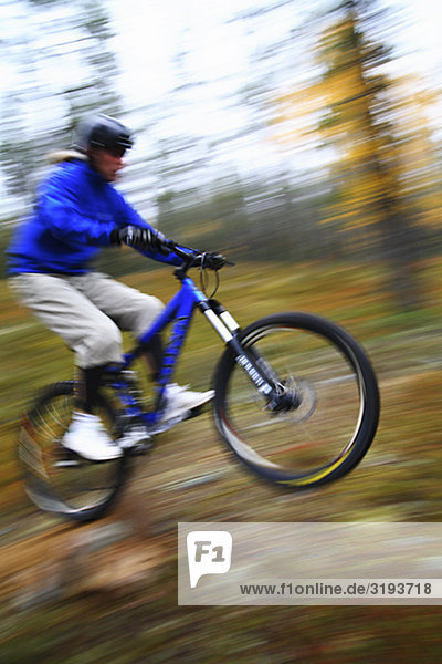 Ein Mountainbike fahren  Finnland.