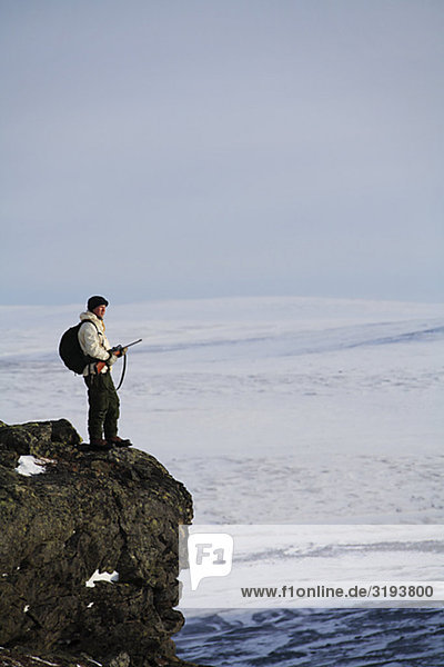 Ein Jäger auf einer Expedition im Norden von Schweden Grouse-schießen.