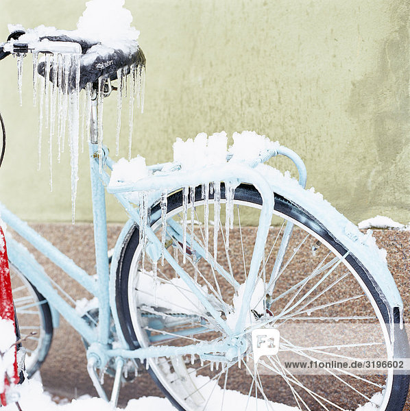 Ein Fahrrad mit Eis bedeckt.