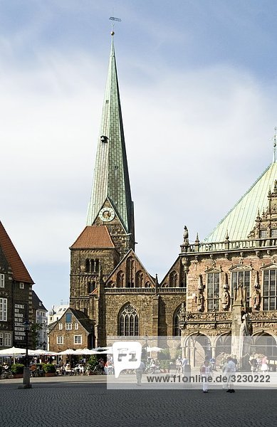 Rathaus und Kirche auf dem Marktplatz in Bremen  Deutschland