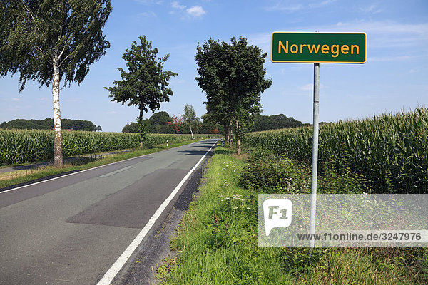 Ortsschild an einer Landstraße  Norwegen  Lastrup  Deutschland