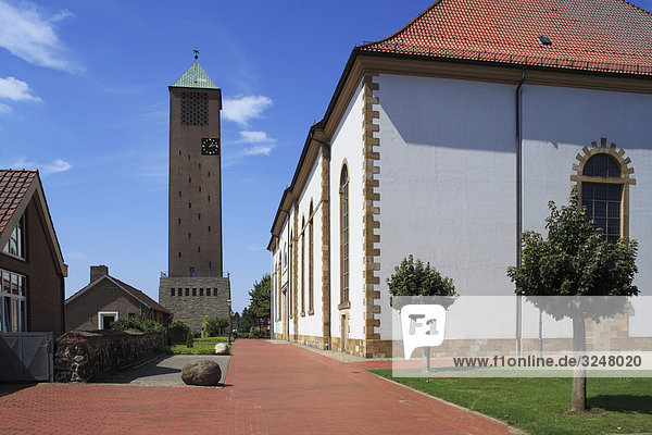 Blick auf den Kirchturm der Sankt Vitus Kirche  Löningen  Deutschland