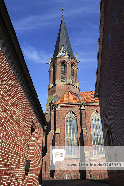 Kirche in Essen (Oldenburg)  Deutschland  Flachwinkelansicht