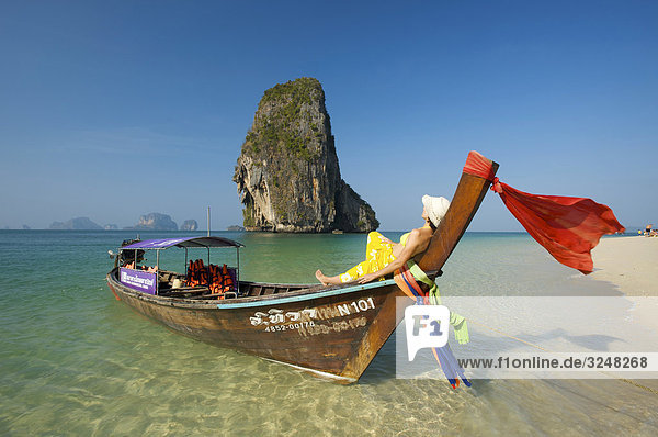 Frau liegt auf Longtailboot  Laem Phra Nang Beach  Krabi  Thailand