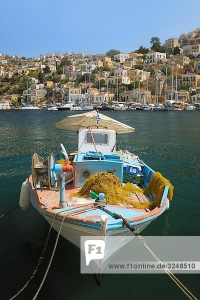 Fischerboot im Hafen von Symi  Griechenland