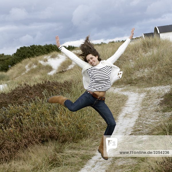 Eine junge Frau springen  Skane  Schweden.