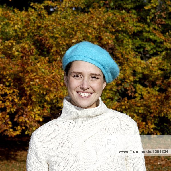 Eine junge Frau trägt ein Barett  Skane  Schweden.