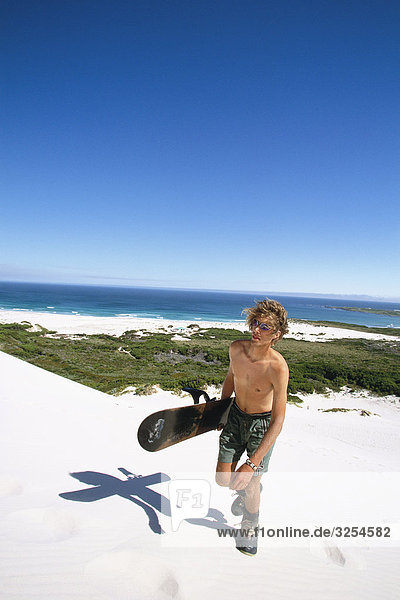 Ein Sandboarder am Strand  Südafrika.