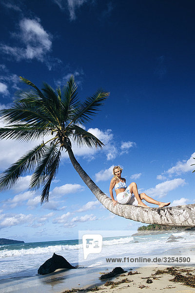 Eine Frau an einem Strand  der Dominikanischen Republik.