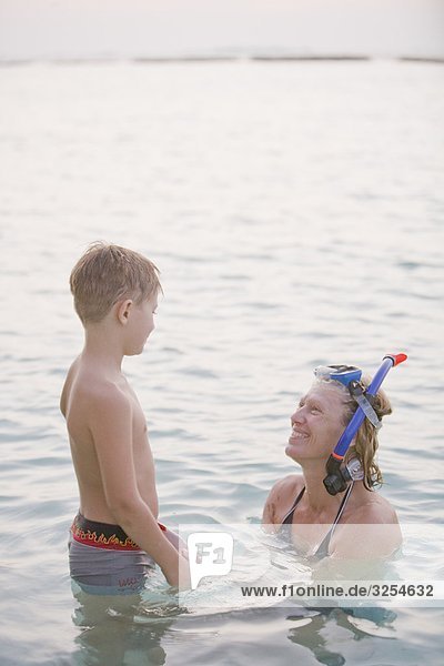 Mutter und Sohn Baden im Meer den Malediven.