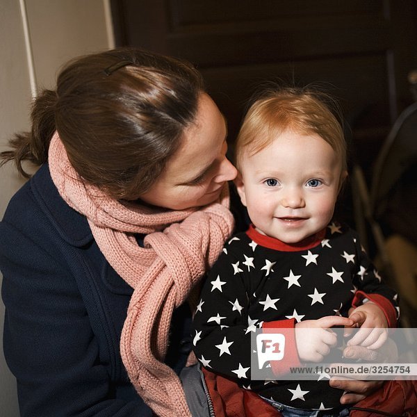 Frau mit einem kleinen Kind  Schweden.
