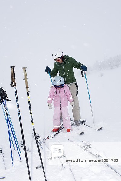 Mutter und Tochter Skifahren  Schweden.