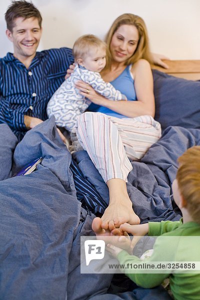 Eine Familie in einem Bett  Schweden.