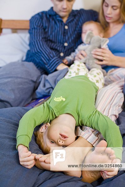 Eine Familie in einem Bett  Schweden.