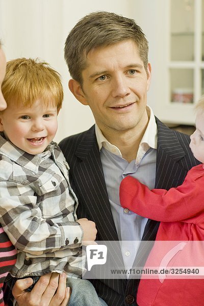 Eine Familie mit zwei kleinen Kindern  Schweden.