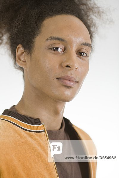 Porträt eines jungen Mannes tragen einen gelben Pullover.
