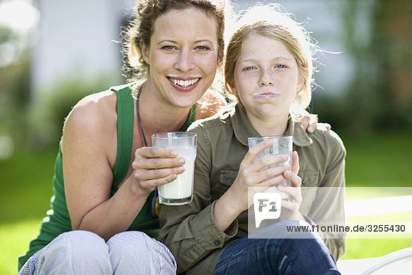 Mutter und Tochter trinken Milch