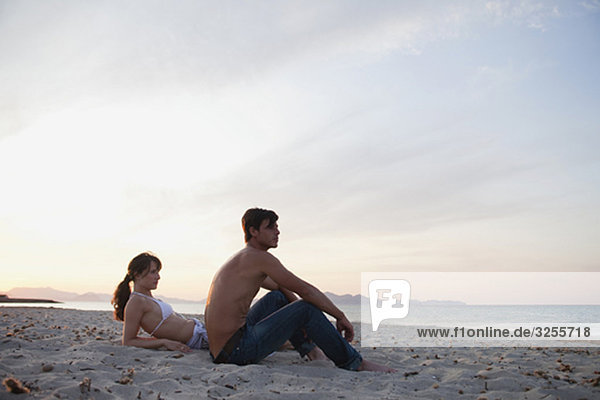Paar am Strand sitzend