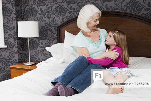 Eine Großmutter und Enkelin umarmen sich.