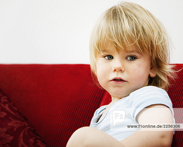Ein Junge Kleinkind auf einem Sofa