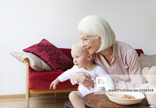 Eine Großmutter im Gespräch mit ihrem Enkel