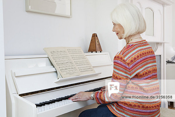 Eine ältere Frau am Klavier